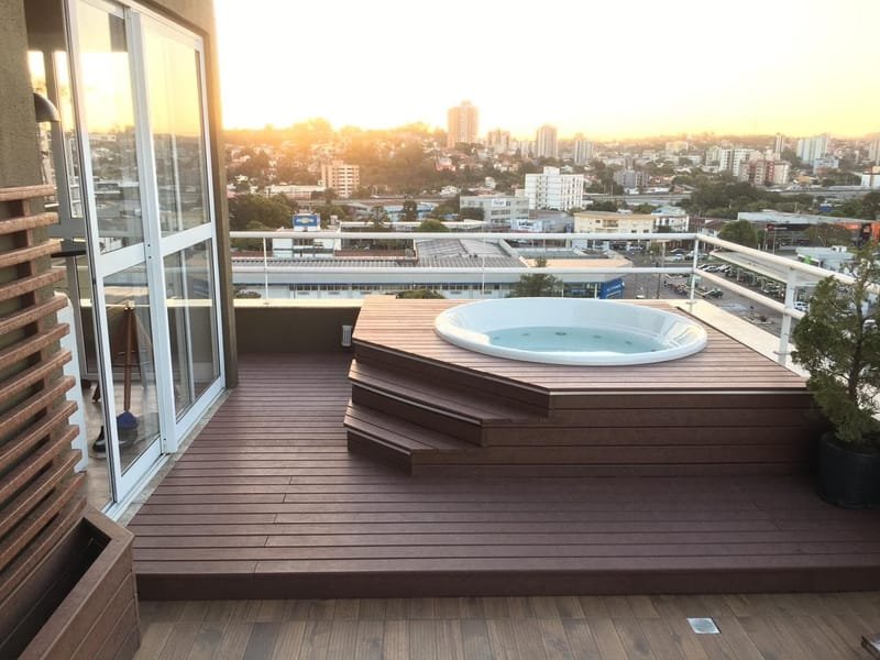 Spa em plataforma com degraus de madeira ecológica maciça cor Expresso em varanda de cobertura ao pôr do sol