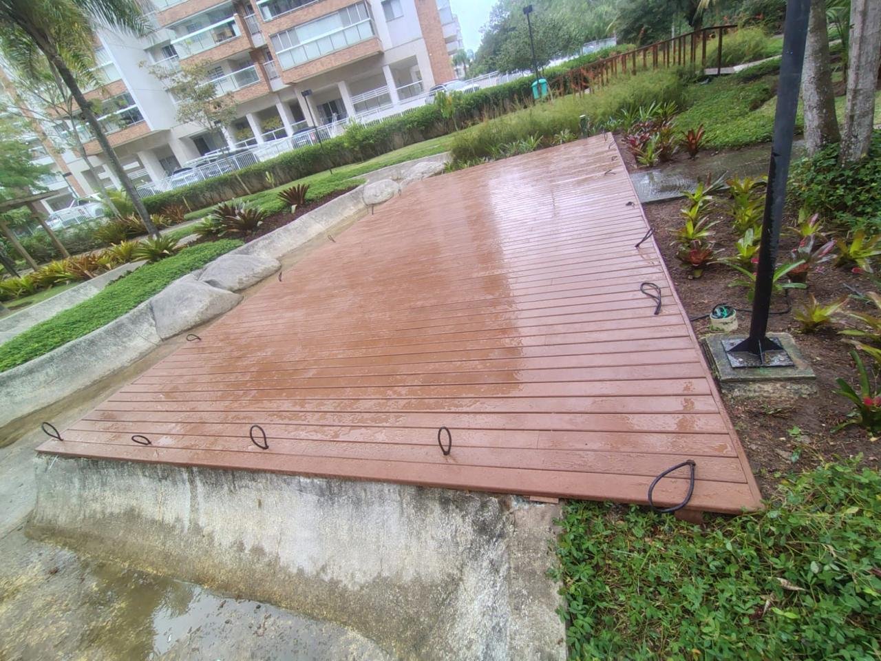 Deck do condomínio finalizado, foto aérea com chuva