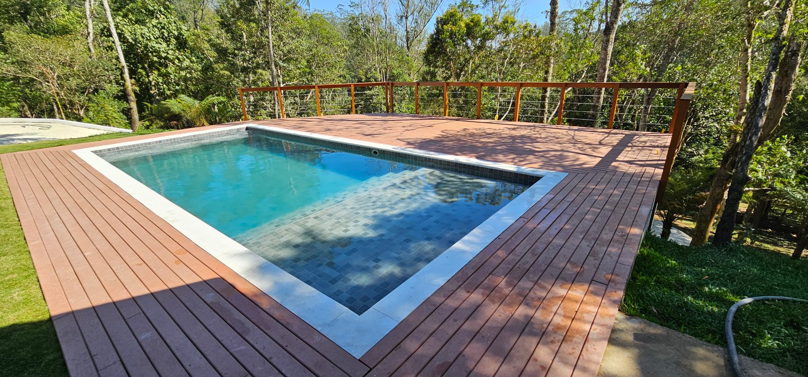 Deck Premium à beira da piscina