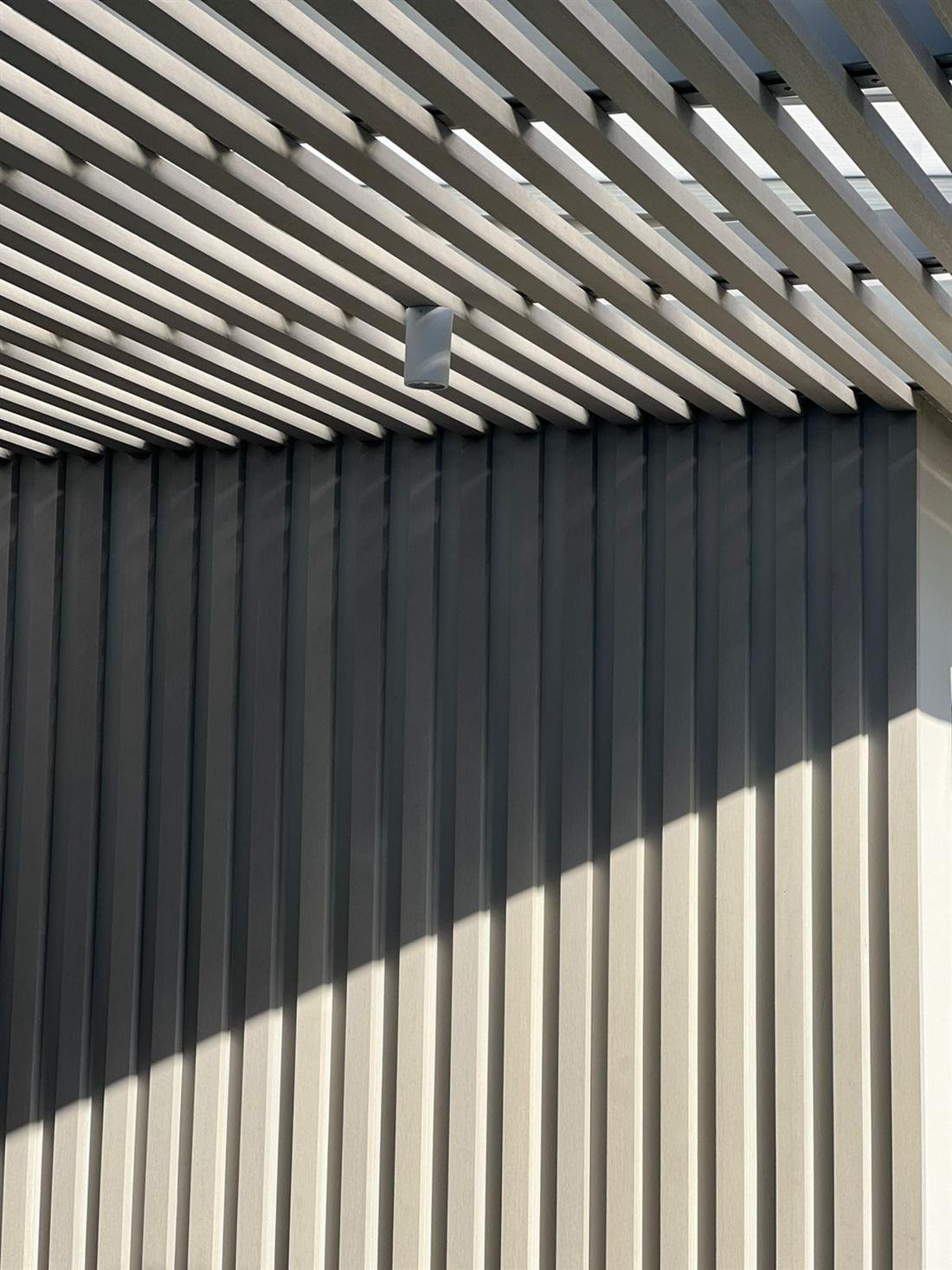EcoBrise em aplicação horizontal no teto combinado com painel vertical