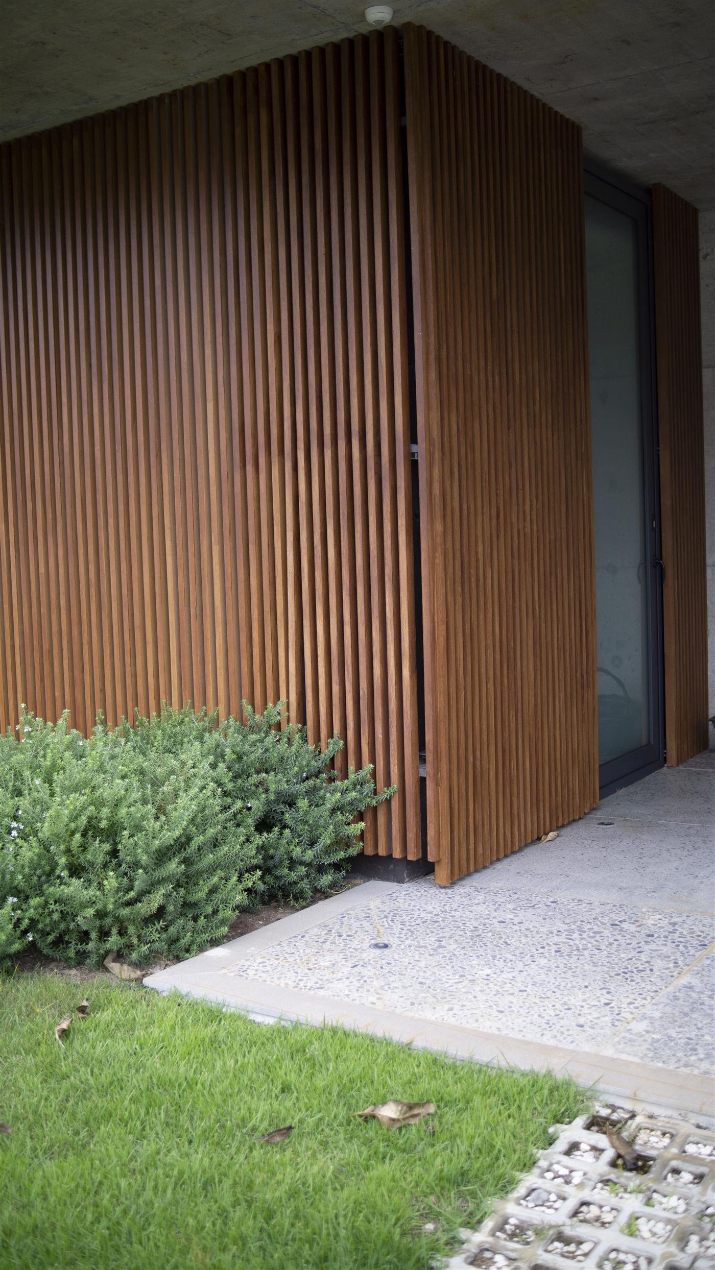 EcoBrise em aplicação vertical, fachada arquitetônica em ângulo dramático