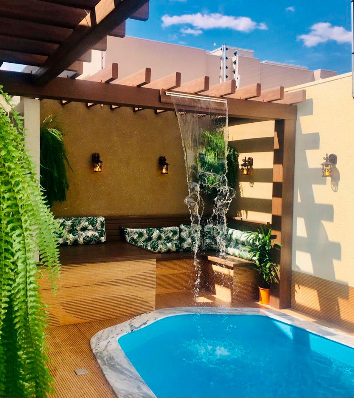 Ambiente externo com Pergolado Linha Prime integrado a área de piscina