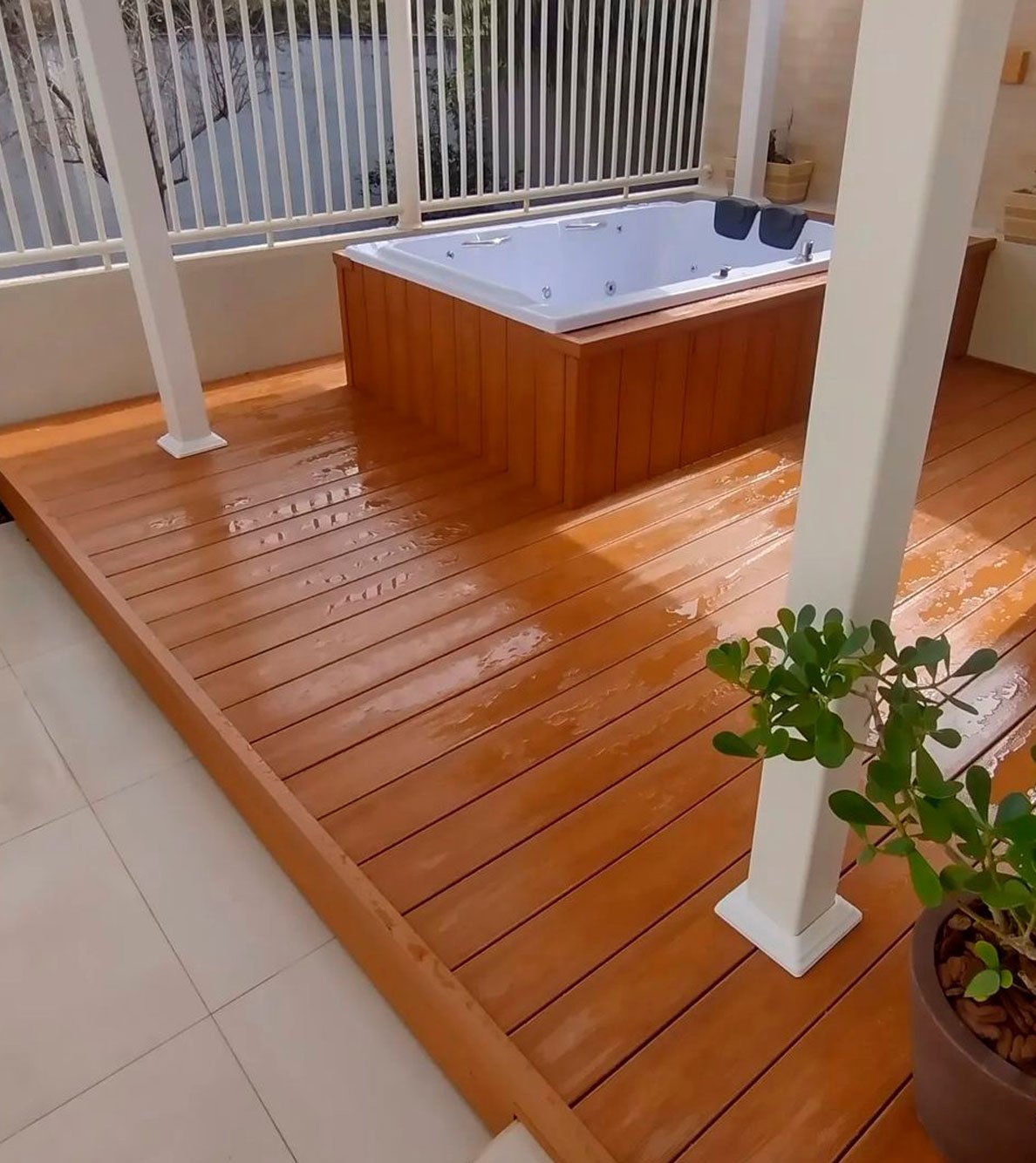 Detalhe de textura amadeirada do material WPC da Linha Prime, cor Itaúba Oro