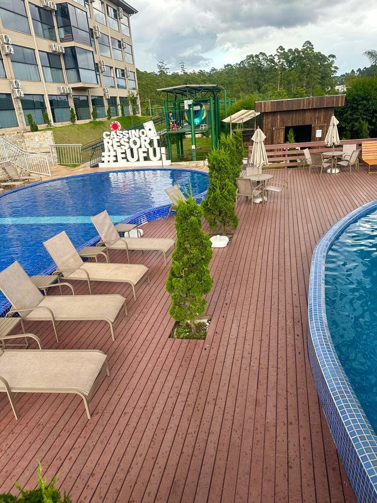 Deck de condomínio com piscina