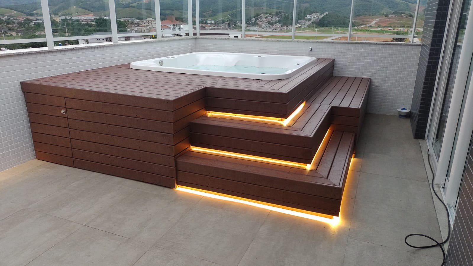 Deck iluminado em madeira ecológica